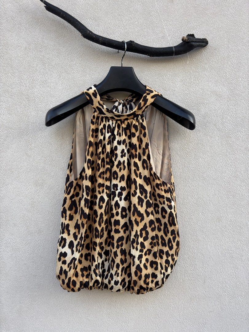 ALICE + OLIVIA Maris Leopard Halterneck Top (Category: Shirts) located in Baybay. Submitted by thrift.ed2023 (Listing ID 1463345407, Image 1). Description: ALICE + OLIVIA Maris Leopard Halterneck Top Medium to Large No Issue Good as New .