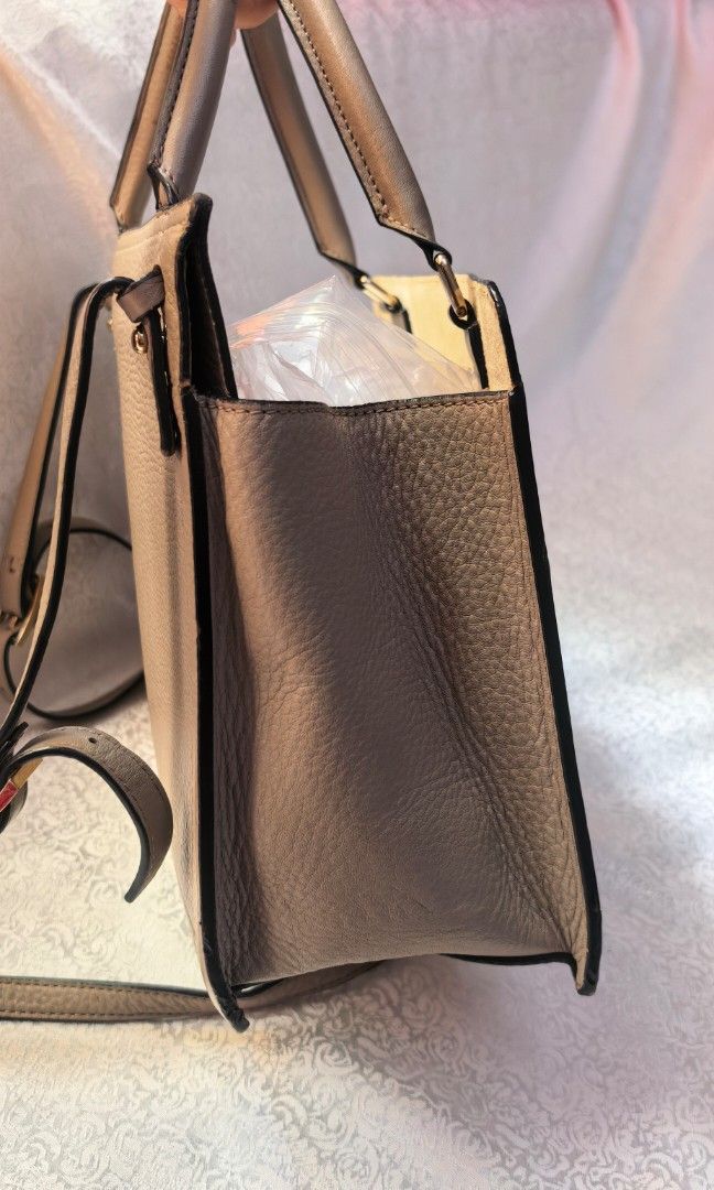 All. Leather 3 way bag OAD New york (Category: Cross-body Bags) located in Tuguegarao City. Submitted by zenphoenix-7ad615 (Listing ID 1463359743, Image 3). Description: OAD new york All leather Flaw sa Handle and dirt inside please see pictures Lagyan Na Lang NG twilly 10.90 by 9 by 4.5 inches.