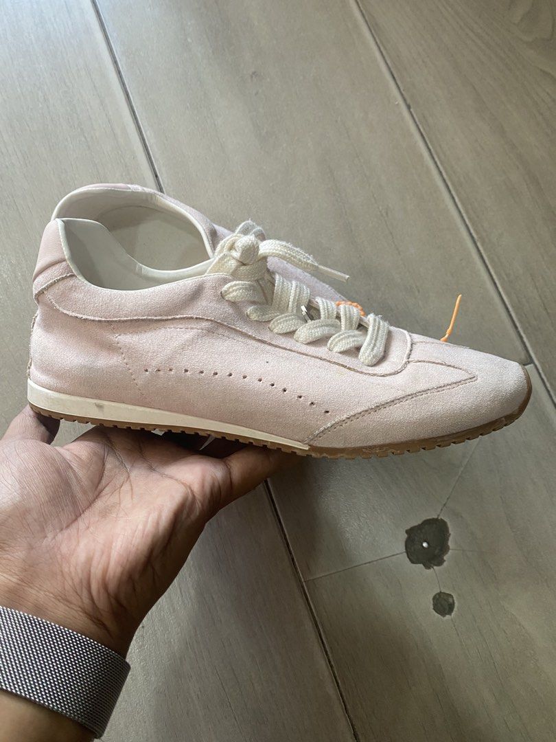 ALO x JISOO (Category: Sneakers) located in San Jose. Submitted by shady.archives (Listing ID 1463460125, Image 1). Description: Very good condition Used Size 8 Women.