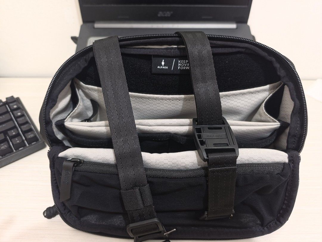Alpaka Vertex 3.5L Sling/Pouch (Category: Sling Bags) located in Cabanatuan. Submitted by declutteringmd515 (Listing ID 1463329313, Image 3). Description: for sale alpaka Vertex pouch with removable strap.