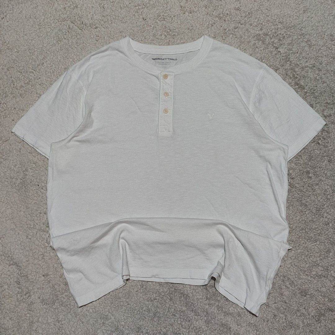 American Eagle White Henley T-shirt Size L (Category: Tshirts & Polo Shirts ) located in Manila. Submitted by anthonig (Listing ID 1463350719, Image 1). Description: Length: 29 inches Width: 23 inches Price: 300 pesos Condition: 9.6/10 Issues: tag brand PM if interested or for inquiries Meetups within MANILA only Can do shipping at buyers expense.