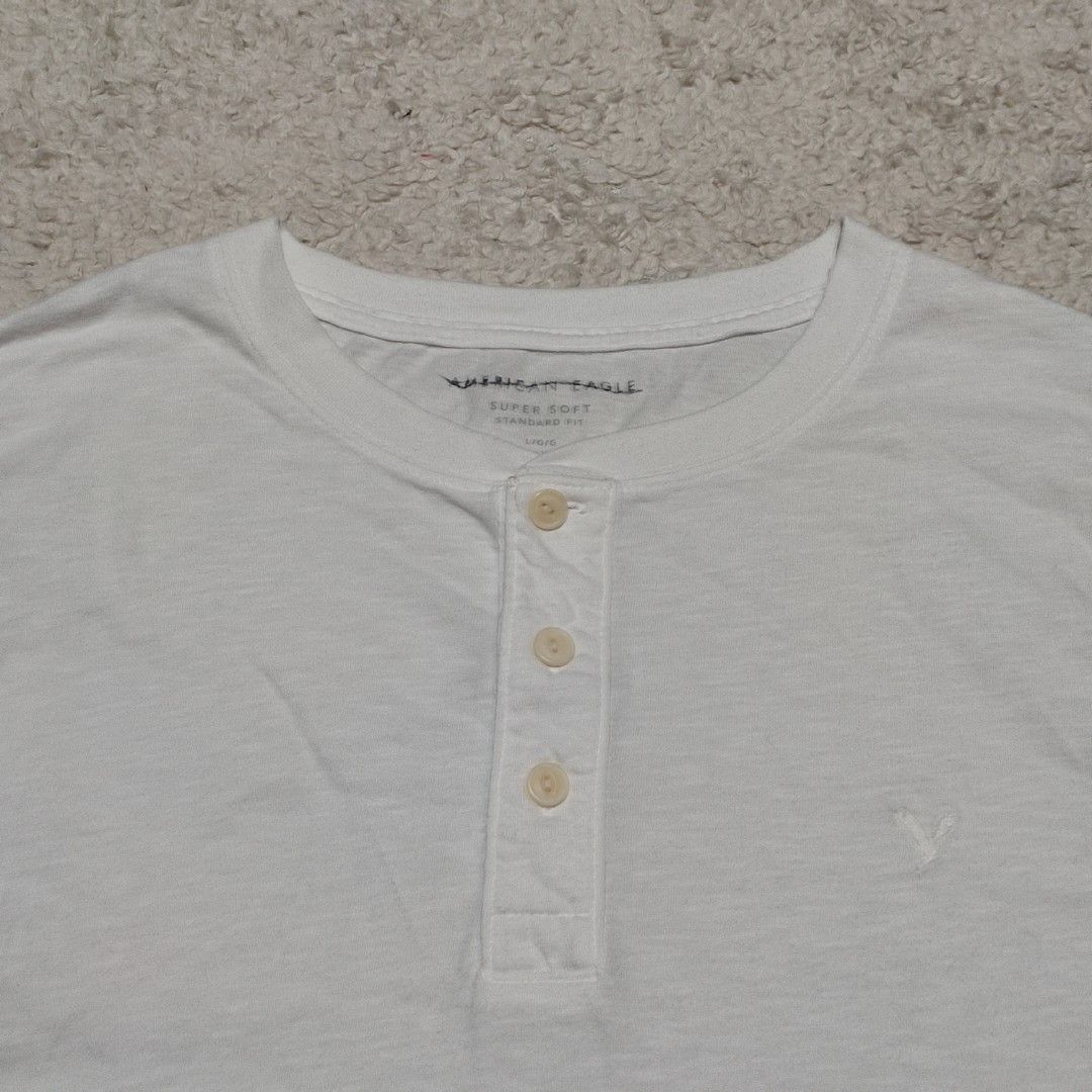 American Eagle White Henley T-shirt Size L (Category: Tshirts & Polo Shirts ) located in Manila. Submitted by anthonig (Listing ID 1463350719, Image 2). Description: Length: 29 inches Width: 23 inches Price: 300 pesos Condition: 9.6/10 Issues: tag brand PM if interested or for inquiries Meetups within MANILA only Can do shipping at buyers expense.