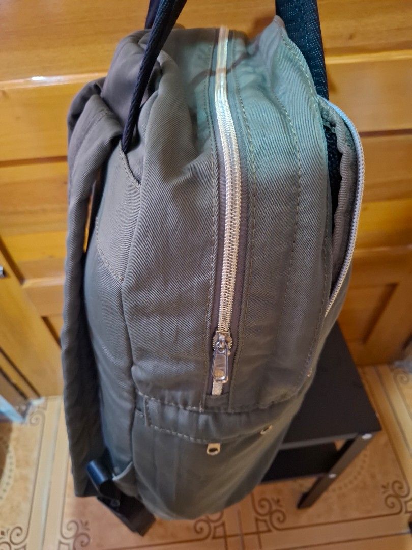 Anello Backpack (Category: Backpacks) located in Muntinlupa City. Submitted by googoosh_collection (Listing ID 1463404746, Image 3). Description: *Anello Backpack *Original Not Fake *Condition: 10/10 *RFS: Decluttering MOD: Lalamove (Shipping fee shouldered by the buyer) MOP: Gcash 📍Location: Muntinlupa.