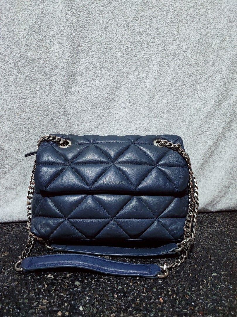 AN-NATASHA Chain Shoulder Bag (Category: Shoulder Bags) located in Baguio. Submitted by ozara.06 (Listing ID 1463538950, Image 1). Description: An-Natasha leather 2 way bag Small size Kasya long wallet Mahal din itong brand In very good condition 850.