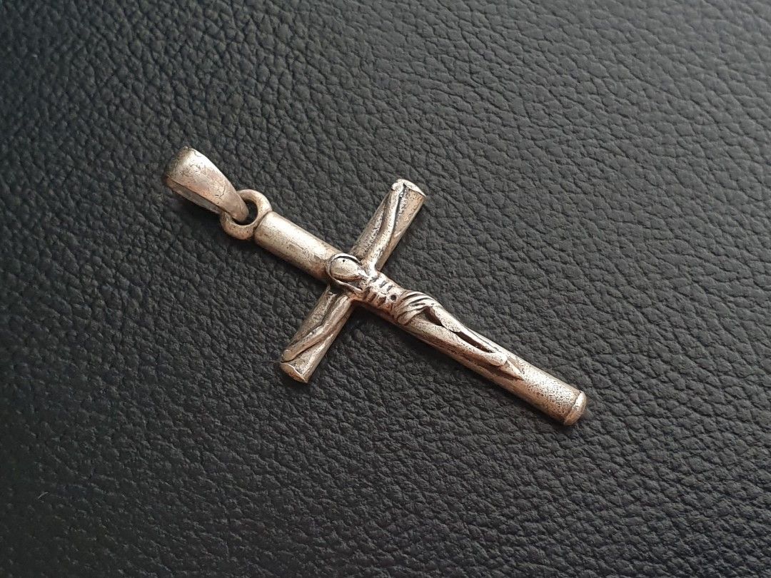 Antique 925 Silver Crucifix Pendant (Category: Religious Items) located in Quezon City. Submitted by WasalakTwo (Listing ID 1463392533, Image 1). Description: Open for delivery nationwide.