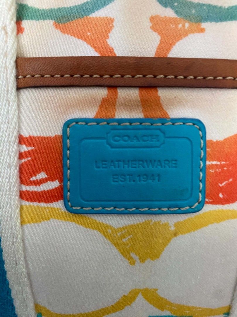 vintage Coach Hamptons Scribble Mini Tote (Category: Luxury Bags & Wallets) located in Mahaplag. Submitted by thriftnimarz (Listing ID 1463384331, Image 3). Description: No issue may need lang wash see last pic Excellent /like new condition.