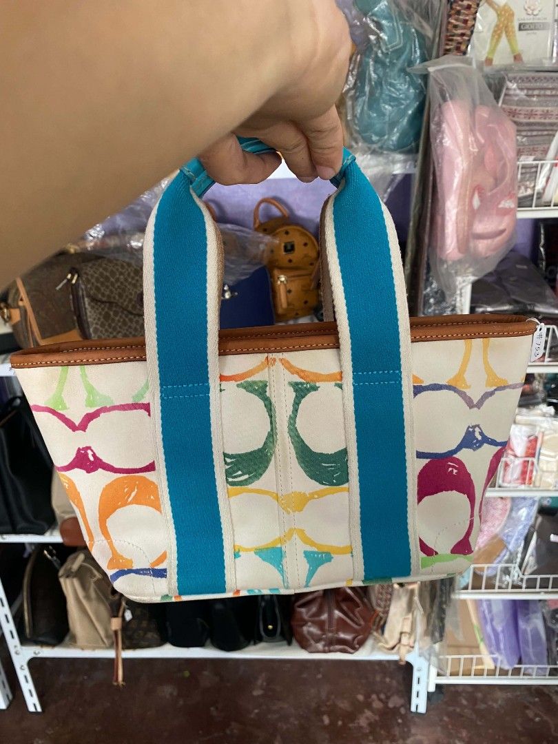 vintage Coach Hamptons Scribble Mini Tote (Category: Luxury Bags & Wallets) located in Mahaplag. Submitted by thriftnimarz (Listing ID 1463384331, Image 2). Description: No issue may need lang wash see last pic Excellent /like new condition.