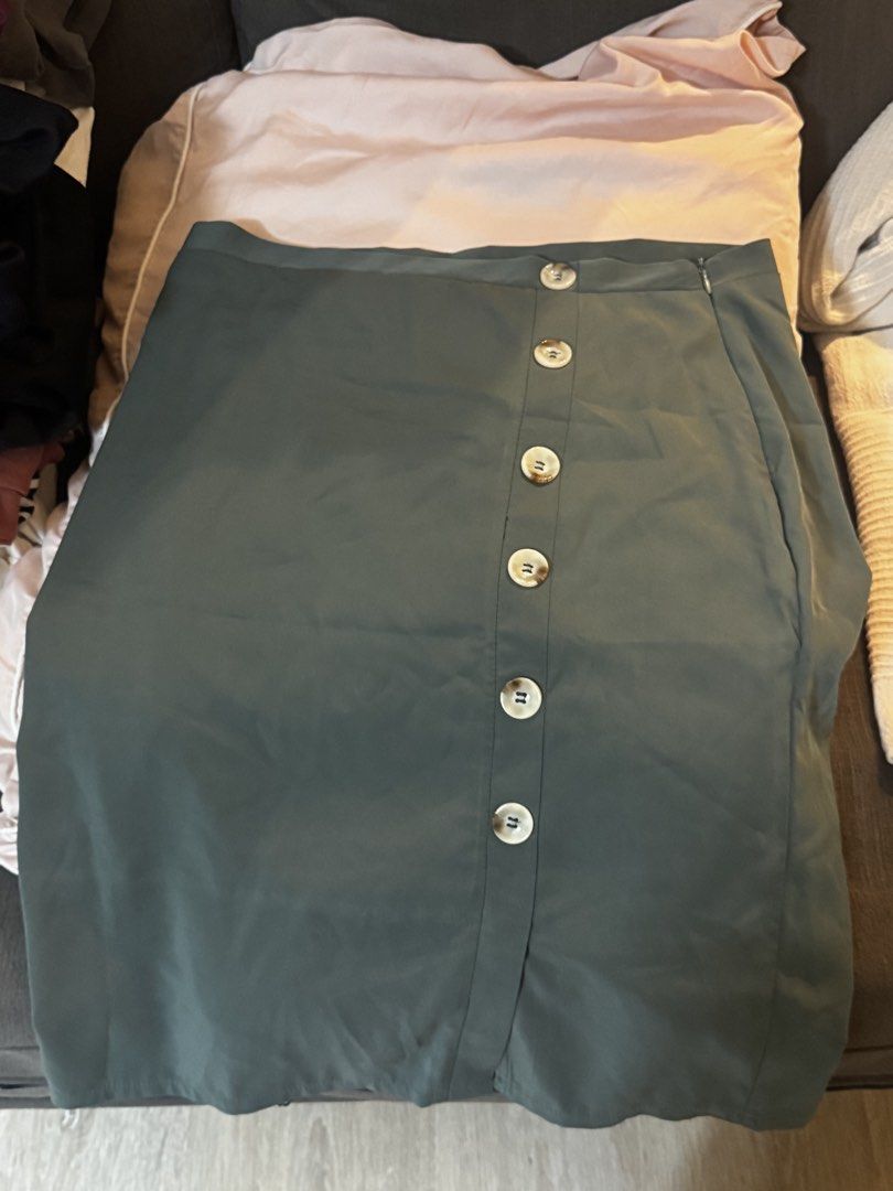 Apple & Eve Button Front Skirt Size M (Category: Skirts) located in Paranaque City. Submitted by keyrends (Listing ID 1463418785, Image 2). Description: - Green button-front skirt from Apple & Eve - Size: Medium (M) - Features a side zipper - Designed to look like a wrap style with buttons down the front - Versatile for casual outings or dressing up.