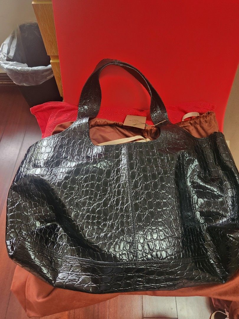 Aranaz Sando Croc Leather Tote Bag (Category: Tote Bags) located in Makati City. Submitted by mikamix (Listing ID 1463364519, Image 2). Description: - Stylish black tote bag - Luxurious croc embossed leather - Spacious interior with convenient pockets - Secure drawstring closure - Comes with a protective dust bag - Ideal for everyday use and travel.