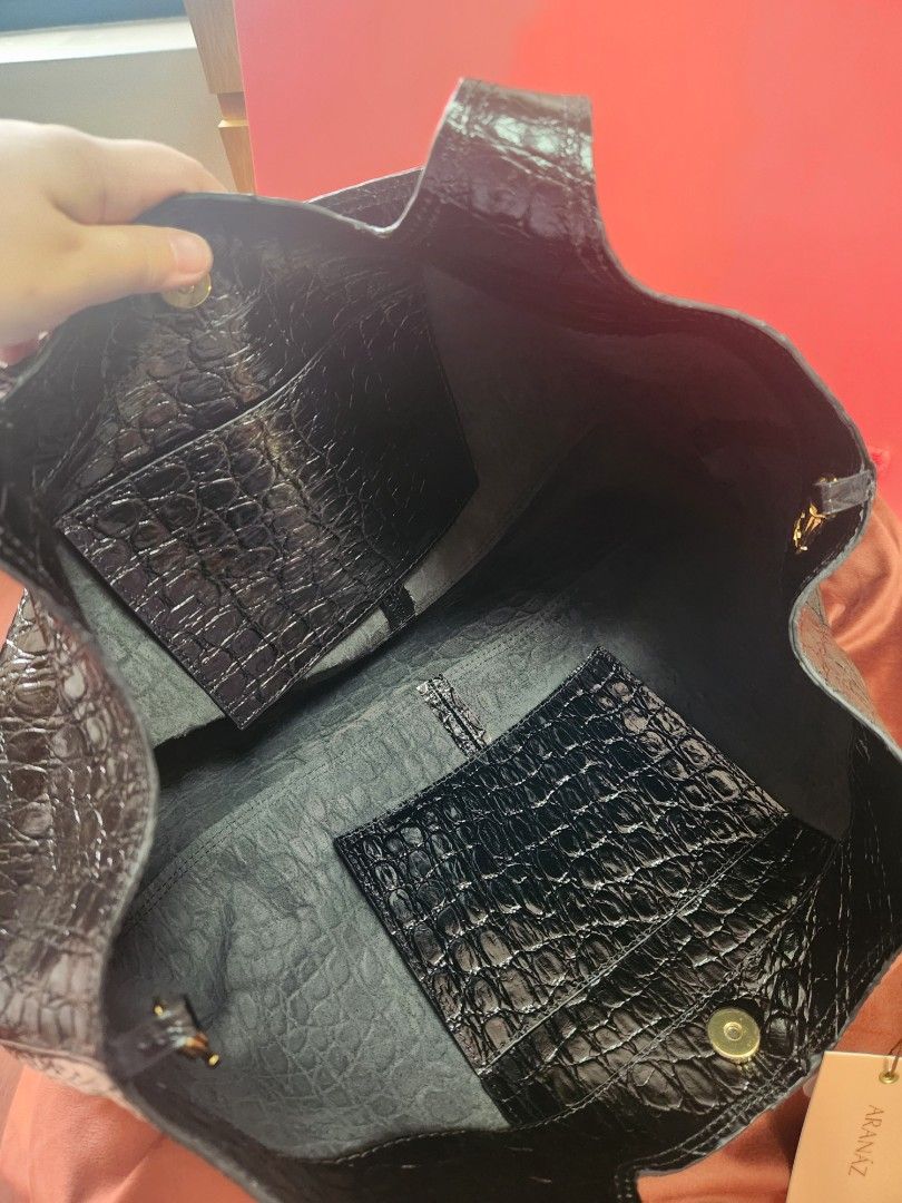 Aranaz Sando Croc Leather Tote Bag (Category: Tote Bags) located in Makati City. Submitted by mikamix (Listing ID 1463364519, Image 3). Description: - Stylish black tote bag - Luxurious croc embossed leather - Spacious interior with convenient pockets - Secure drawstring closure - Comes with a protective dust bag - Ideal for everyday use and travel.