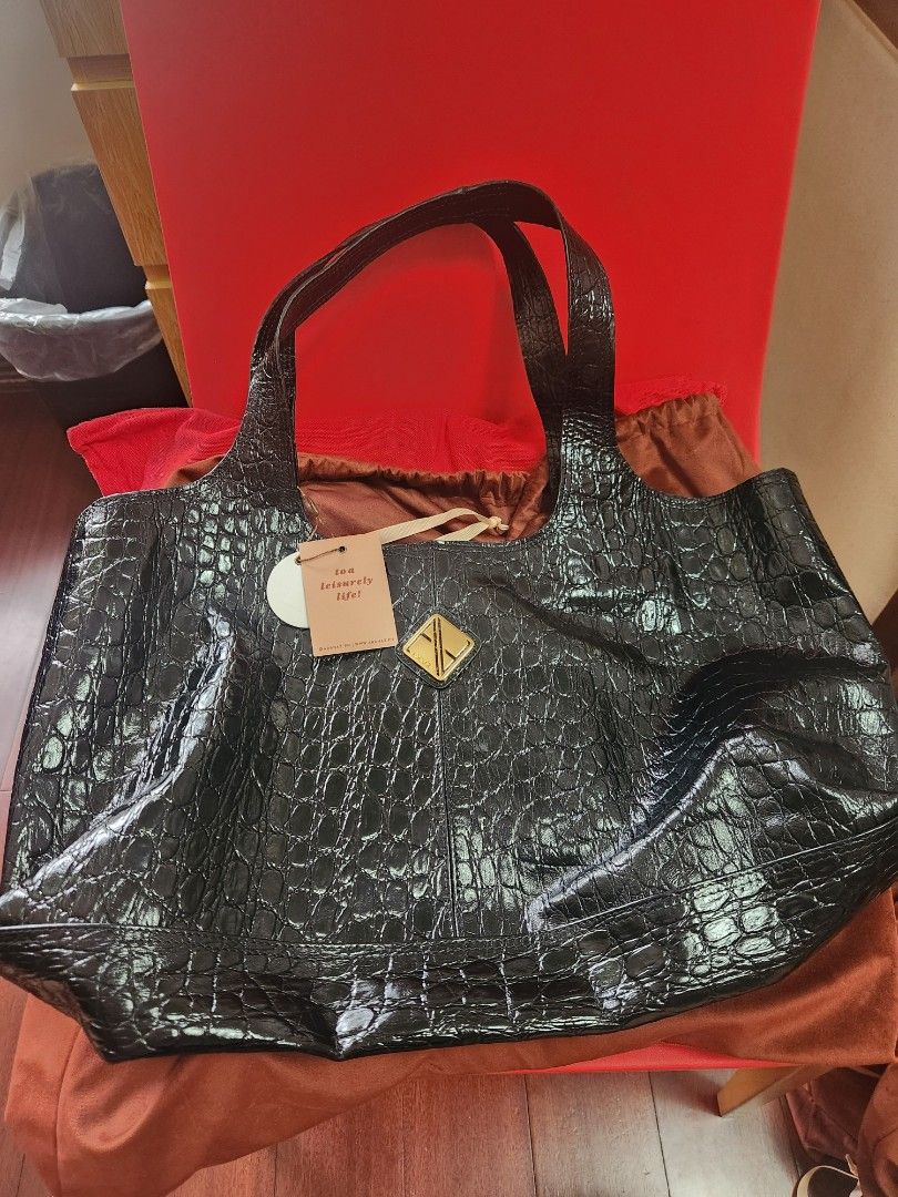 Aranaz Sando Croc Leather Tote Bag (Category: Tote Bags) located in Makati City. Submitted by mikamix (Listing ID 1463364519, Image 1). Description: - Stylish black tote bag - Luxurious croc embossed leather - Spacious interior with convenient pockets - Secure drawstring closure - Comes with a protective dust bag - Ideal for everyday use and travel.
