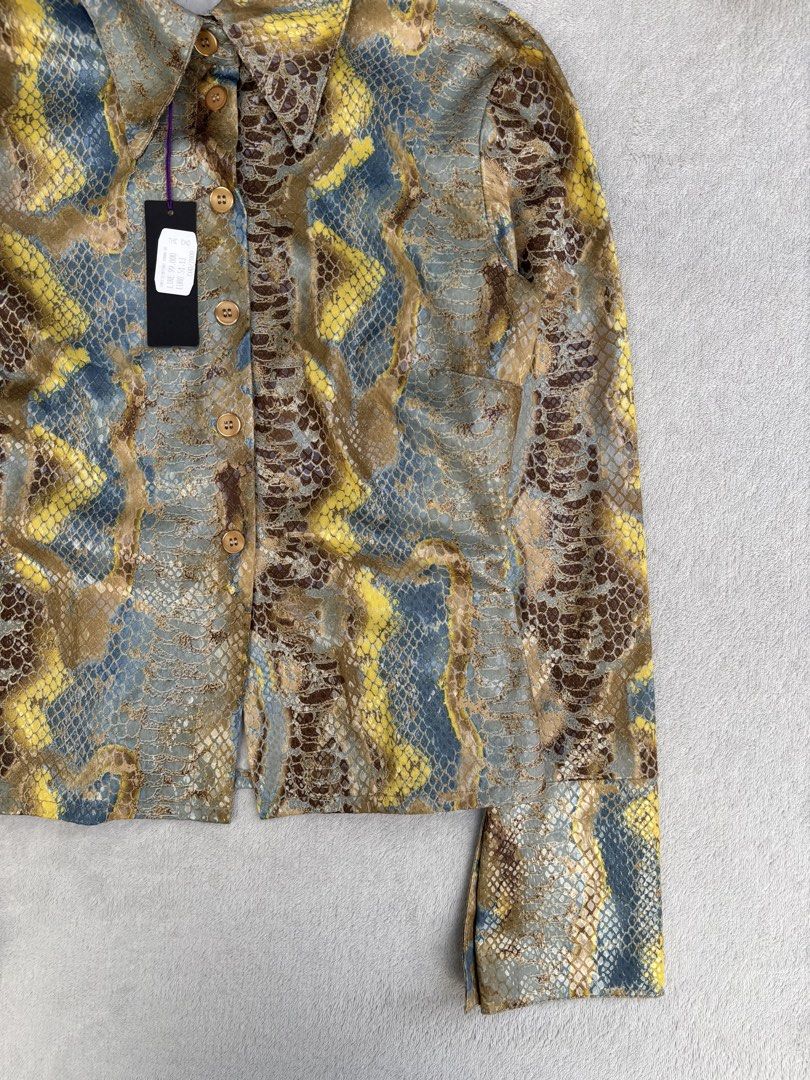 Archive The End ITALY Iguana Pattern Set (Category: Coats, Jackets and Outerwear) located in Baguio. Submitted by thecollector2600 (Listing ID 1463493158, Image 3). Description: Small on both Top: 17” x 20” Pants: 24” x 41”.