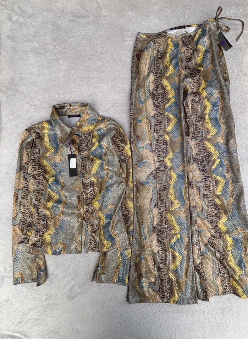 Archive The End ITALY Iguana Pattern Set (Category: Coats, Jackets and Outerwear) located in Baguio. Submitted by thecollector2600 (Listing ID 1463493158, Image 1). Description: Small on both Top: 17” x 20” Pants: 24” x 41”.