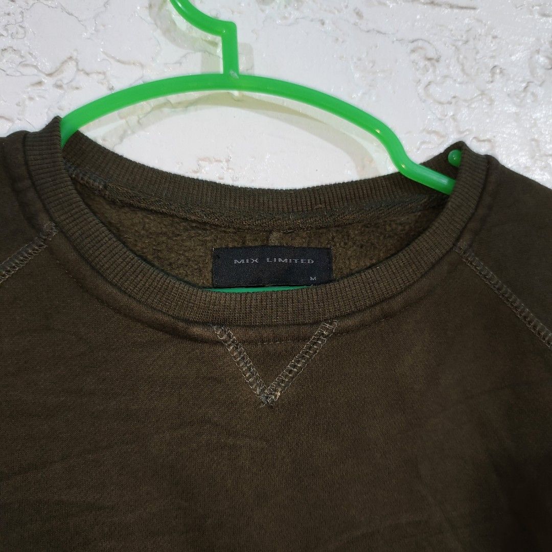 Army Green Sweater (Category: Coats, Jackets and Outerwear) located in Bacoor. Submitted by sayd17 (Listing ID 1463405150, Image 2). Description: no expensive brand pero lakas maka pogi nito.