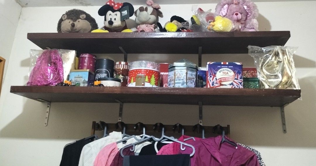 Assorted UK tin cans (Category: Vintage Collectibles) located in Quezon City. Submitted by wowas.anik_aniks (Listing ID 1463523286, Image 1). Description: 100 and up assorted tin cans from UK as collectible items.