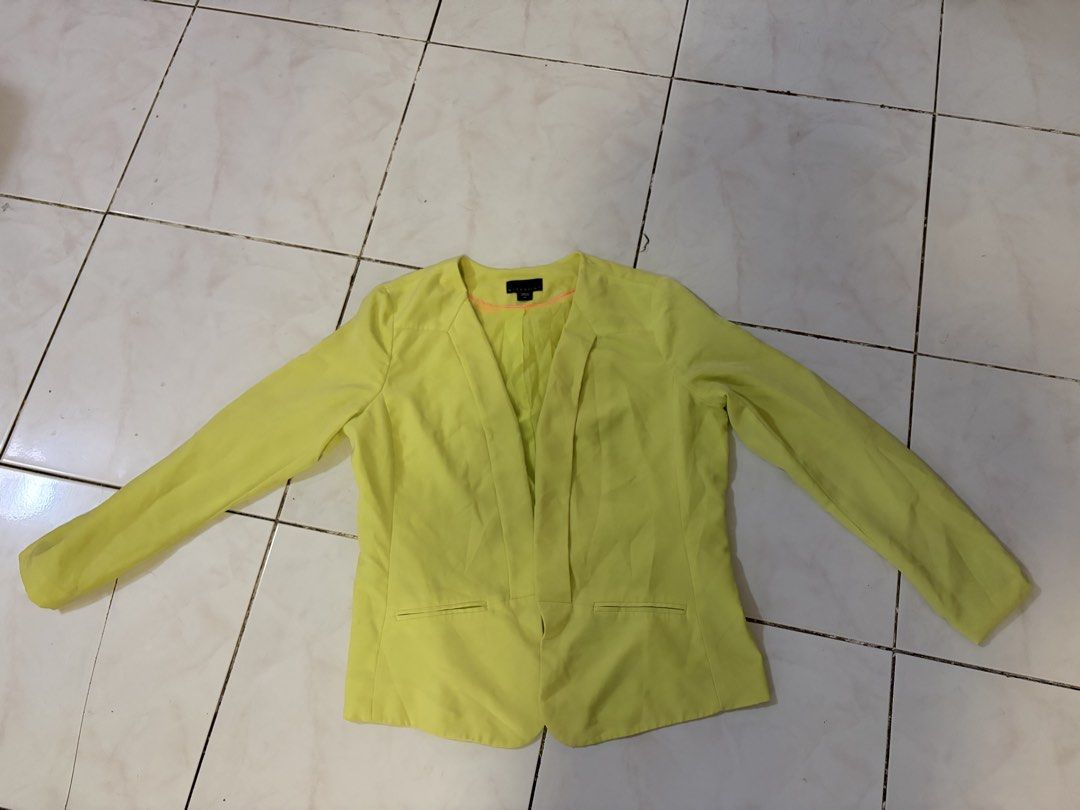 Attention neon yellow blazer (Category: Coats, Jackets and Outerwear) located in Norzagaray. Submitted by phlpld (Listing ID 1463505768, Image 2). Description: .