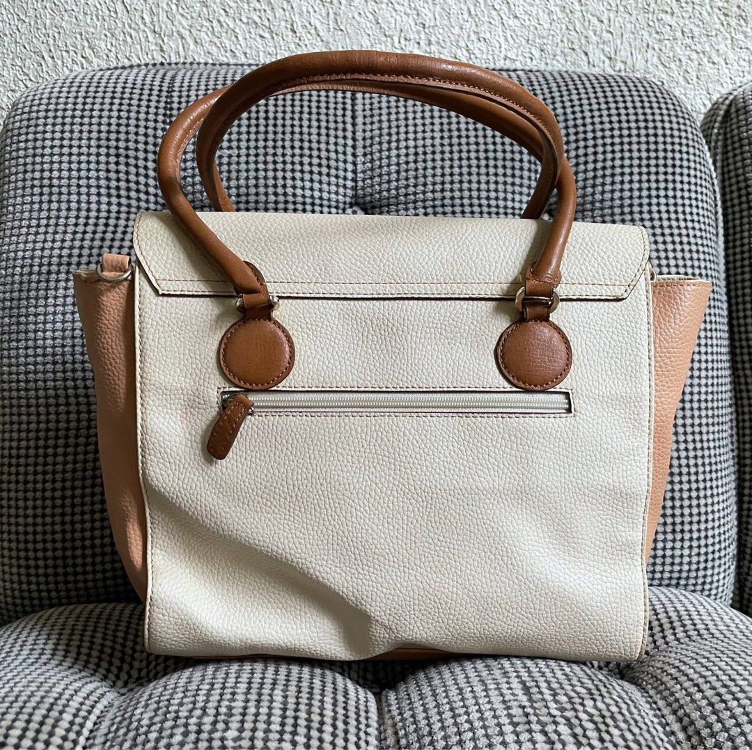 Authentic Brera Art Fever Italy bag (Category: Shoulder Bags) located in Bulacan. Submitted by thriftbagcollections (Listing ID 1463442020, Image 2). Description: Authentic Brera Art Fever Italy bag, Good condition! Approx:H-10”W-13.5”D-5.3” handle 8.5” signs of usage .