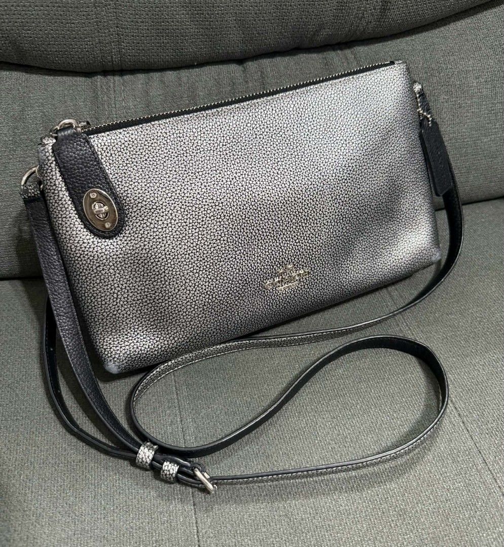 Authentic Coach Crossbody Bav (Category: Cross-body Bags) located in Quezon City. Submitted by luxxechic (Listing ID 1463493380, Image 1). Description: ykk zip with creed with code with hang tag pure leather no issue actual photo posted mop: gcash.