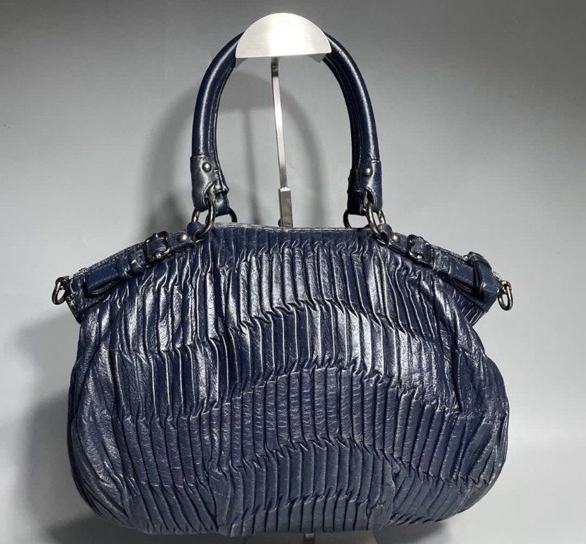 (Authentic) Coach Madison Gathered Leather Bag (Category: Shoulder Bags) located in Cordova. Submitted by aux.archive (Listing ID 1463385368, Image 2). Description: Good Condition + Extra Strap Authentic/Legit Signs of usage, Leather Fading Price is negotiable.