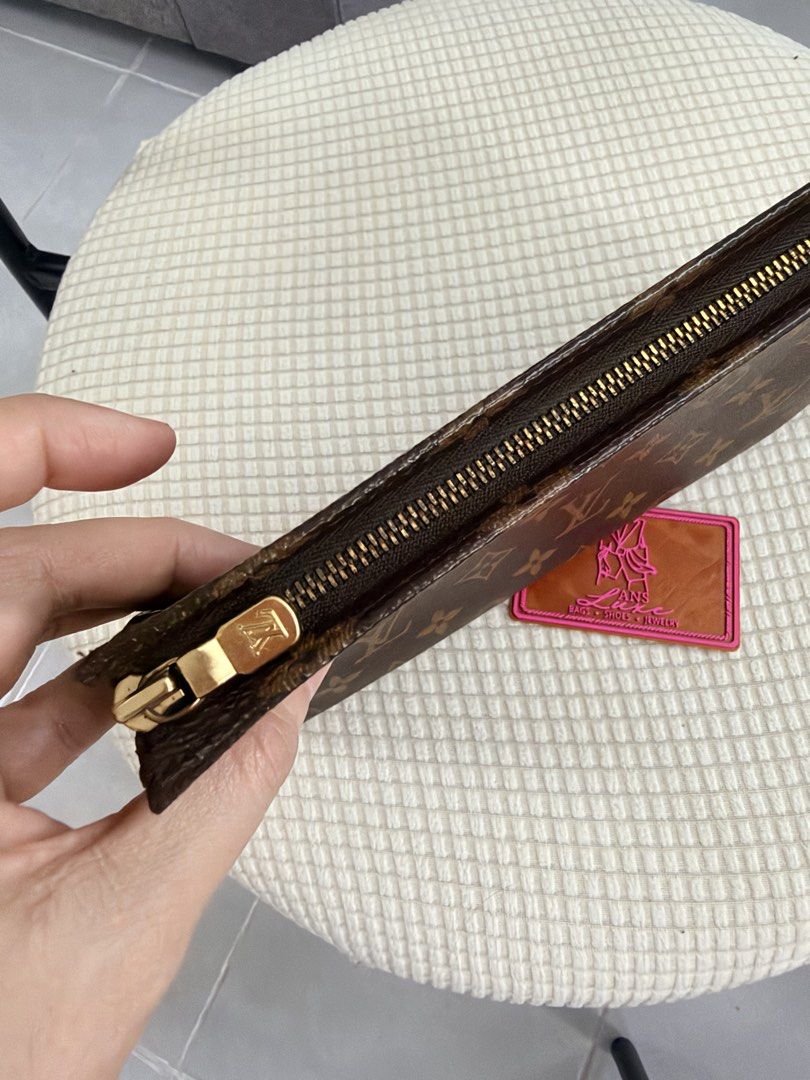 Authentic lv louis vuitton toiletry 26 (Category: Belt bags, Clutches and Pouches) located in Caloocan City. Submitted by alavishglam (Listing ID 1463388572, Image 2). Description: .