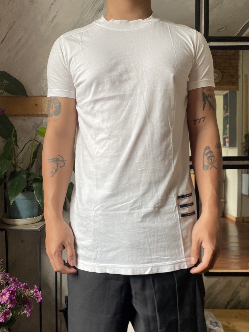 Authentic Rick Owens Drkshdw White Tee (Category: Coats, Jackets and Outerwear) located in Baguio. Submitted by archival.store (Listing ID 1463478799, Image 1). Description: Size tagged: Issue:none Width:20 Length:28.8 Shoulder:16 Sleeve:7.