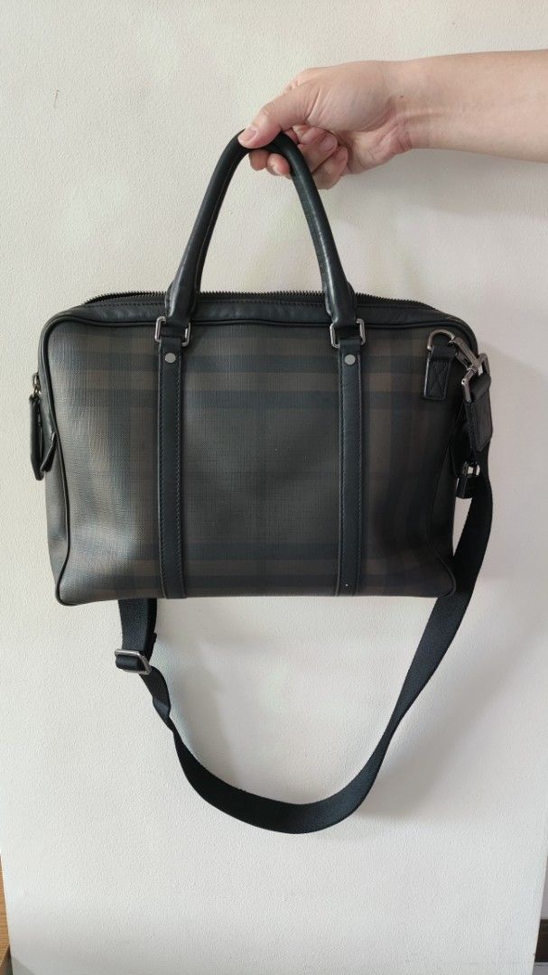 B urberry Briefcase/Laptop Bag (Category: Briefcases) located in Manila. Submitted by nic_knacks18 (Listing ID 1463400380, Image 2). Description: Preloved Smoked Check briefcase. Fits 13-15" laptop bag and A4 documents. Unisex design. ▪️ Coated canvas exterior and fabric interior with organizational pockets. ▪️ Adjustable fabric cross body strap. Length 15 inches Witdth 2 inches Height 10 inches Drop 4 inches Php1200 *Bag is a hand me down and no