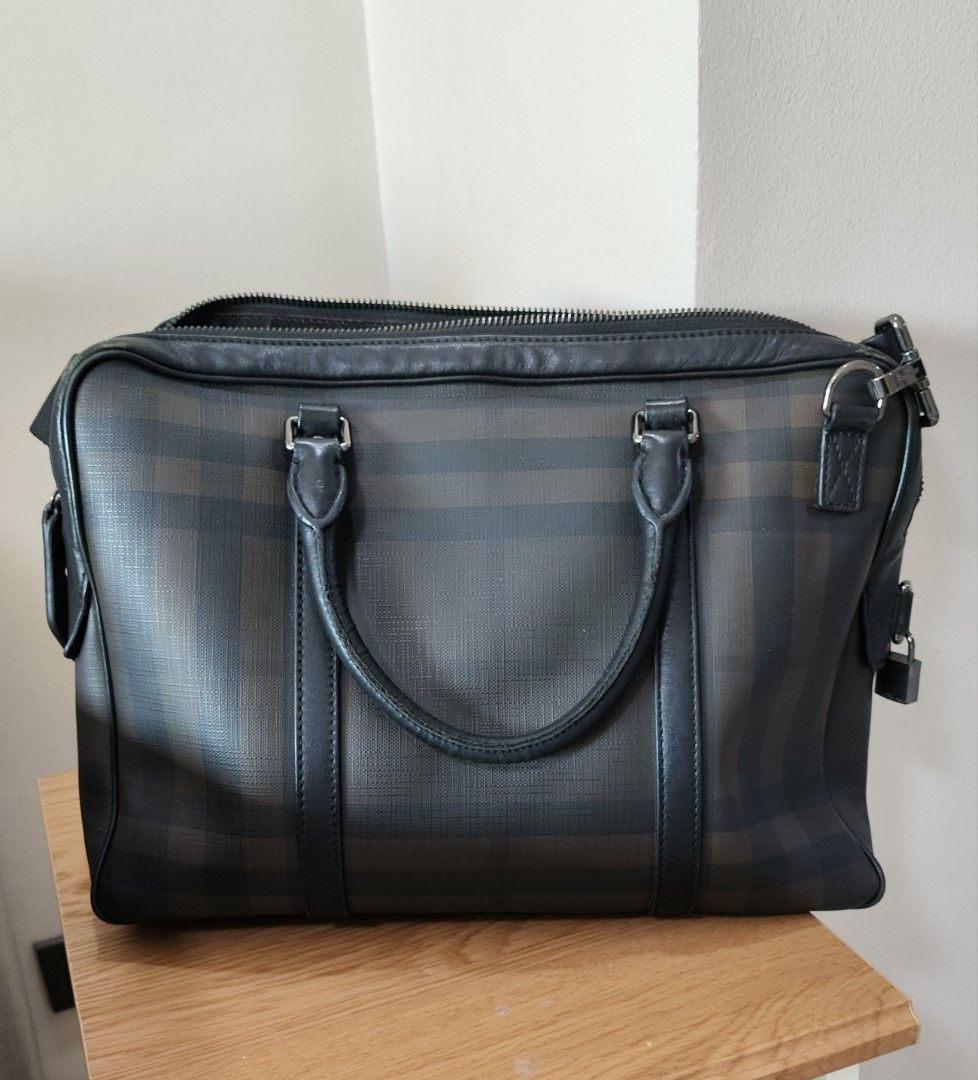 B urberry Briefcase/Laptop Bag (Category: Briefcases) located in Manila. Submitted by nic_knacks18 (Listing ID 1463400380, Image 1). Description: Preloved Smoked Check briefcase. Fits 13-15" laptop bag and A4 documents. Unisex design. ▪️ Coated canvas exterior and fabric interior with organizational pockets. ▪️ Adjustable fabric cross body strap. Length 15 inches Witdth 2 inches Height 10 inches Drop 4 inches Php1200 *Bag is a hand me down and no
