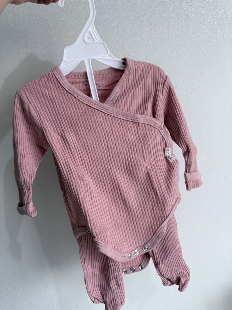 Baby girl set (Category: Babies & Kids Fashion) located in Quezon City. Submitted by klengkerz (Listing ID 1463465115, Image 1). Description: .