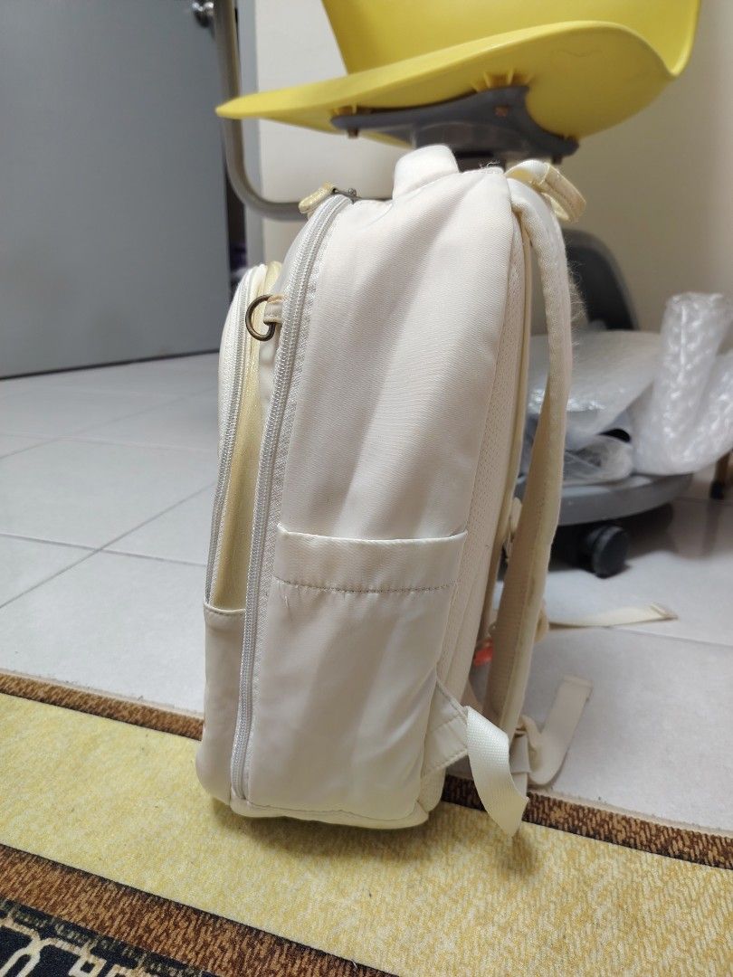 Backpack TNF (Category: Babies & Kids Fashion) located in Tapah. Submitted by abiashwaq (Listing ID 1463376744, Image 3). Description: Backpack sesuai utk budak drjh 1 ke atas. Condition 9/10 Ada lock dada, ada wisel Slot botol, sebelah lagi tahan panas/sejuk..