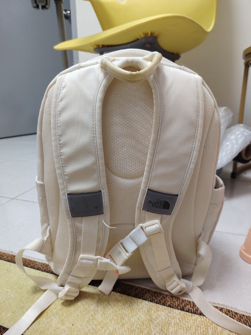 Backpack TNF (Category: Babies & Kids Fashion) located in Tapah. Submitted by abiashwaq (Listing ID 1463376744, Image 2). Description: Backpack sesuai utk budak drjh 1 ke atas. Condition 9/10 Ada lock dada, ada wisel Slot botol, sebelah lagi tahan panas/sejuk..