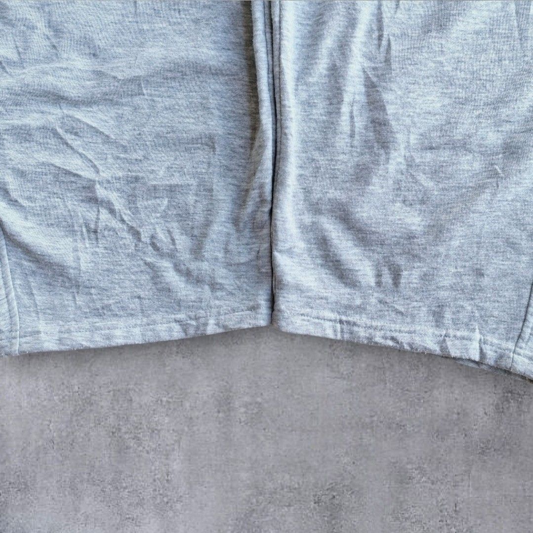 Baggy Dazy Sweatpants (Category: Activewear) located in Pasig City. Submitted by j.ownerss (Listing ID 1463490132, Image 3). Description: FOR SALE‼️ BAGGY DAZY SWEATPANTS‼️ ₱550 ONLY 2 pockets Condition: 9/10 Flaws: lints Waistline: 20-40 Length: 37 Hem: 9.5 Pickup: Allegra Garden Place Pasig Delivery via Lalamove or J&T courier, strictly payment first thru GCash or MariBank Open for reservation/terms (with minimum downpayment) DM if interested‼️