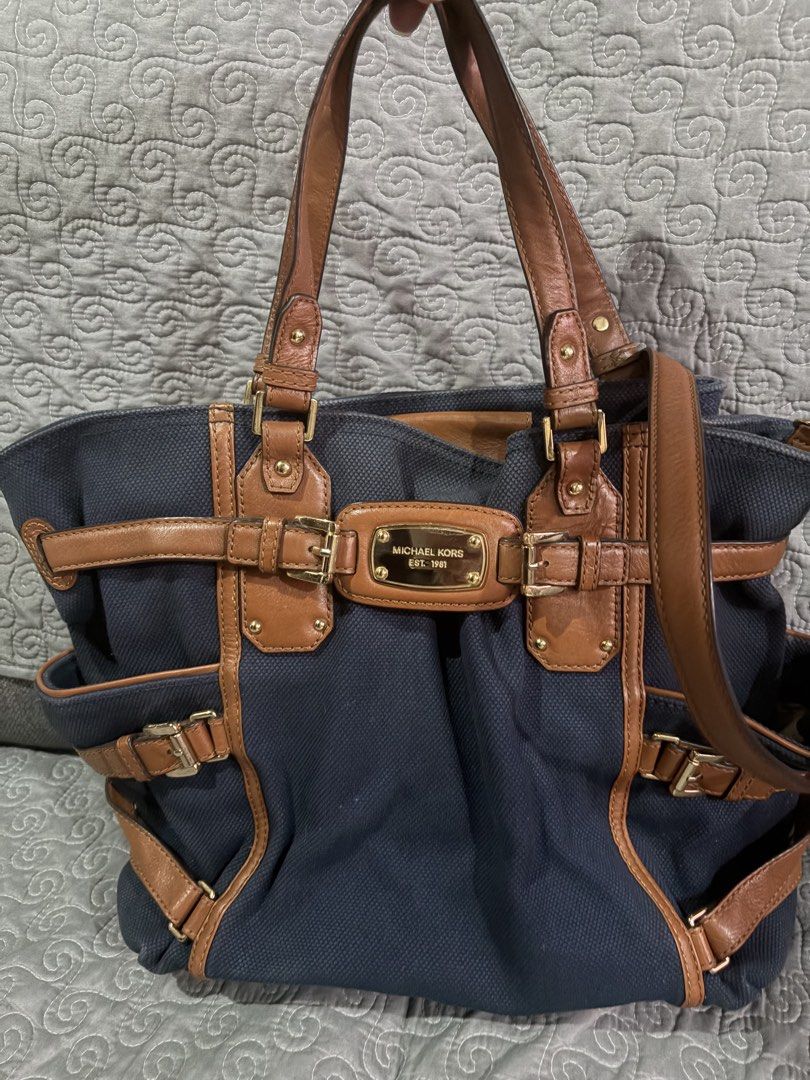 Bagsak sale (Category: Luxury Bags & Wallets) located in Caloocan City. Submitted by wildstar.f2ca8a (Listing ID 1463423638, Image 1). Description: Sophisticated and spacious.