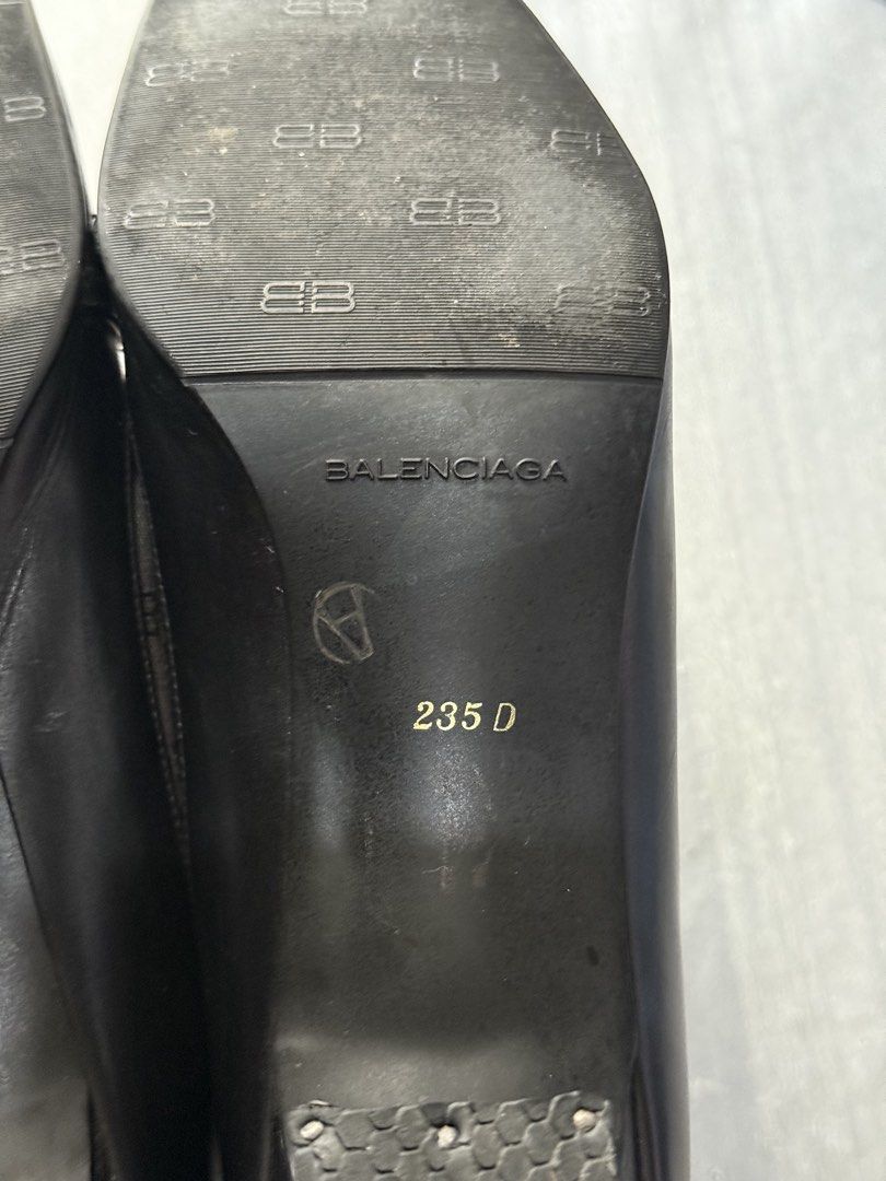 Balenciaga (Category: Sneakers & Footwear) located in Cagayan de Oro. Submitted by twice.but.nice.blackmarket (Listing ID 1463327002, Image 3). Description: Very good condition closer to excellent Size 8 inches Issue : nag bakbak insole Nya pero overall excellent naman .