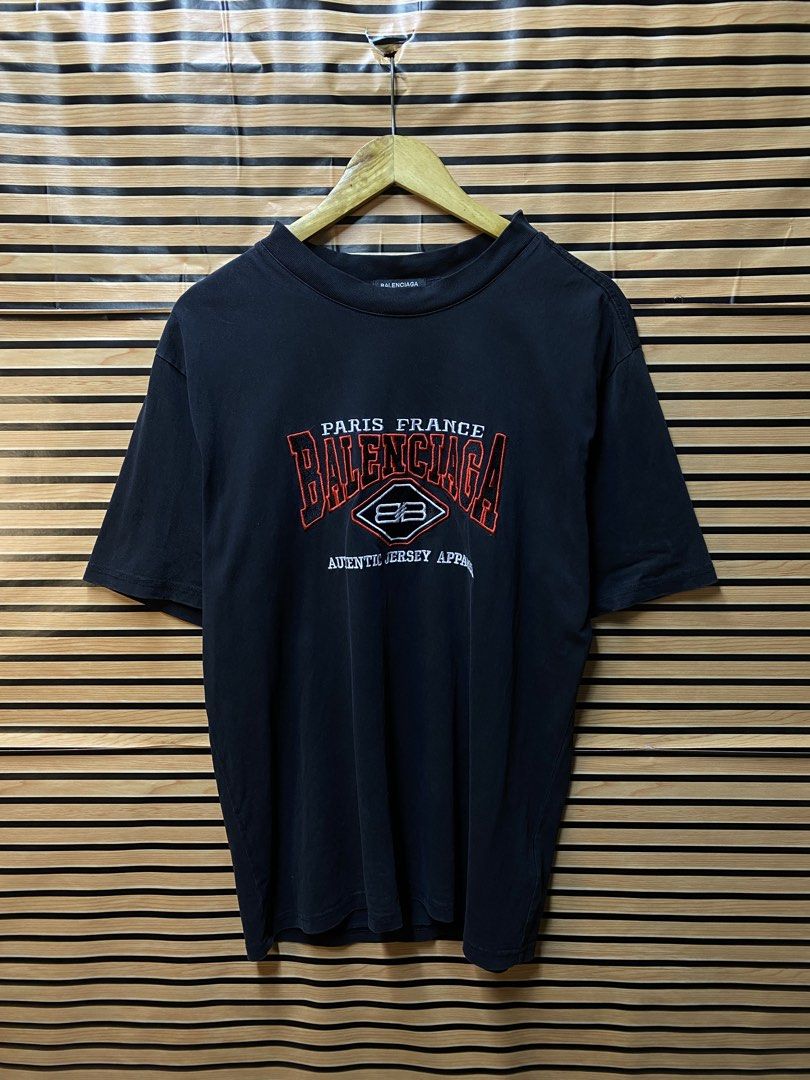 BALENCIAGA EMBROID TEE (Category: Tshirts & Polo Shirts ) located in Makati City. Submitted by drip.poww (Listing ID 1462961515, Image 1). Description: - Authentic Balenciaga - Color: Black - Size: Large - Dimes: 22x29 - Authentic - Excellent condition - Need wash, fresh from bale - Material: 100% Cotton Please don’t expect too much—these are thrifted (ukay) items. 😊 !!STILL NEGOTIABLE!!.