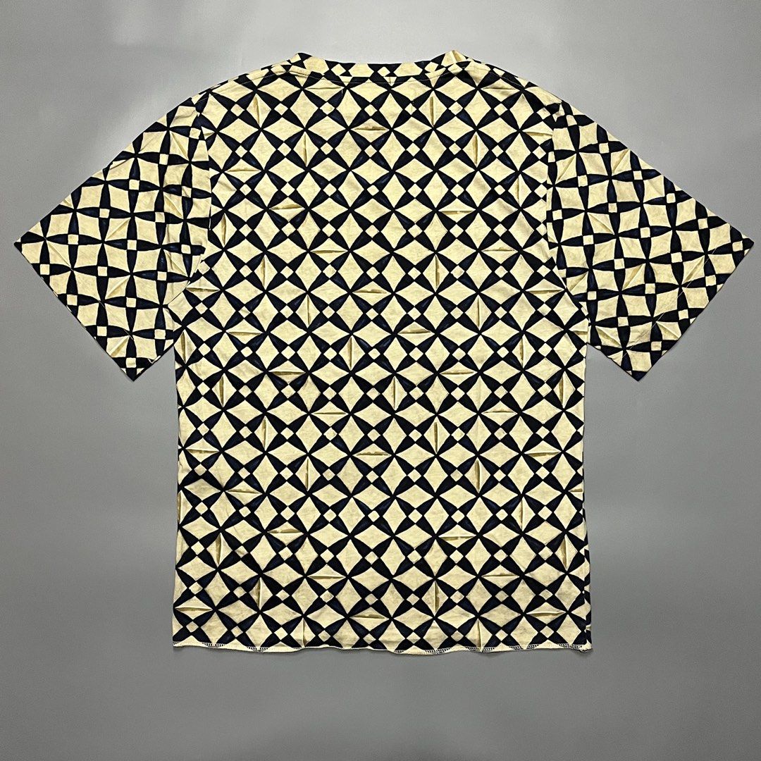Balenciaga Geometric Pattern Short-sleeve T-shirt — Medium (Category: Tshirts & Polo Shirts ) located in Las Pinas. Submitted by r4nd0m.thr1ft (Listing ID 1463486252, Image 2). Description: 19 width x 27 length Excellent condition, no issue Price: 450+sf No reservations. First to pay ✌🏻 All items are thrifted/pre-loved, so please manage your expectations 🙇🏻 Color may vary due to lighting 📸.