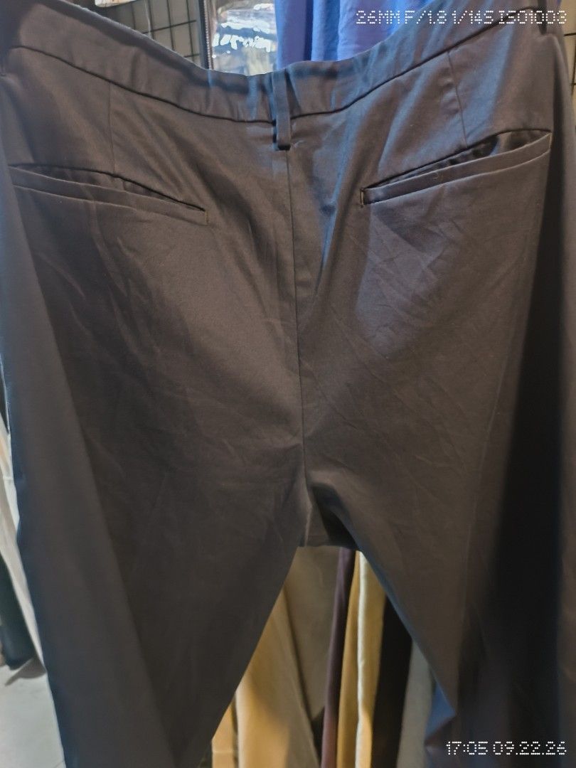Banana republic (Category: Trousers) located in Lucena. Submitted by drygoooddzzz (Listing ID 1463417704, Image 3). Description: banana republic navy blue 34x32 excellent condition 399+sf.