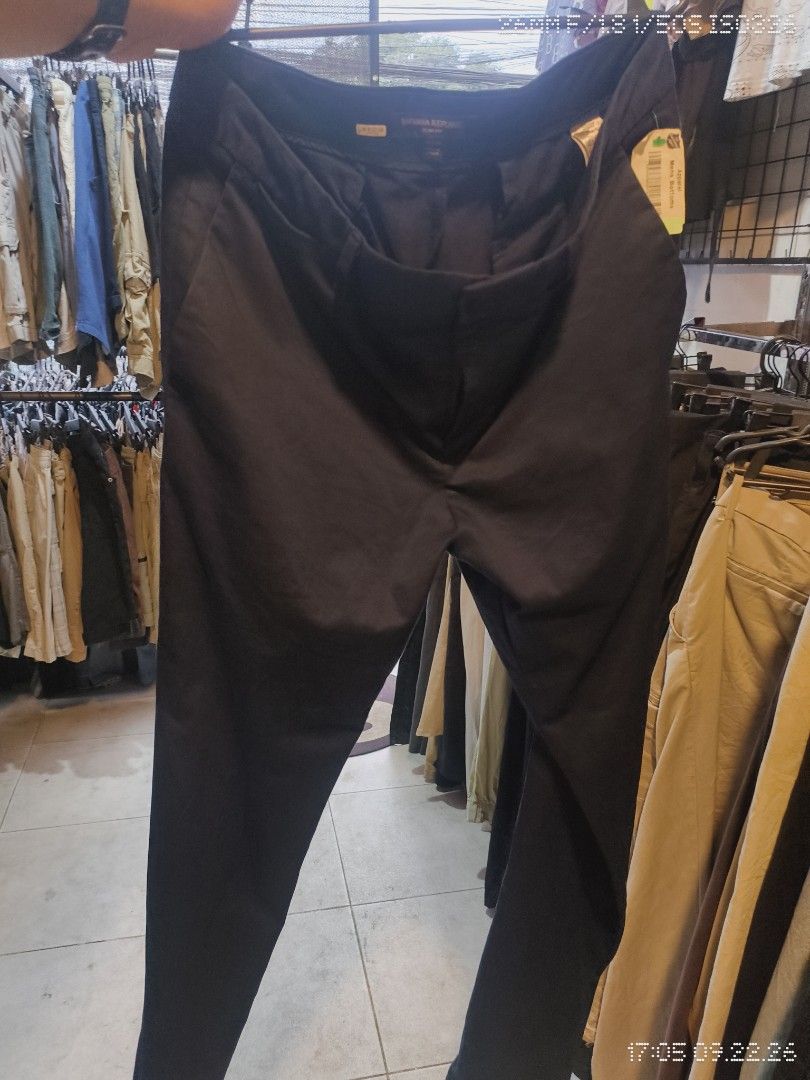 Banana republic (Category: Trousers) located in Lucena. Submitted by drygoooddzzz (Listing ID 1463417704, Image 1). Description: banana republic navy blue 34x32 excellent condition 399+sf.