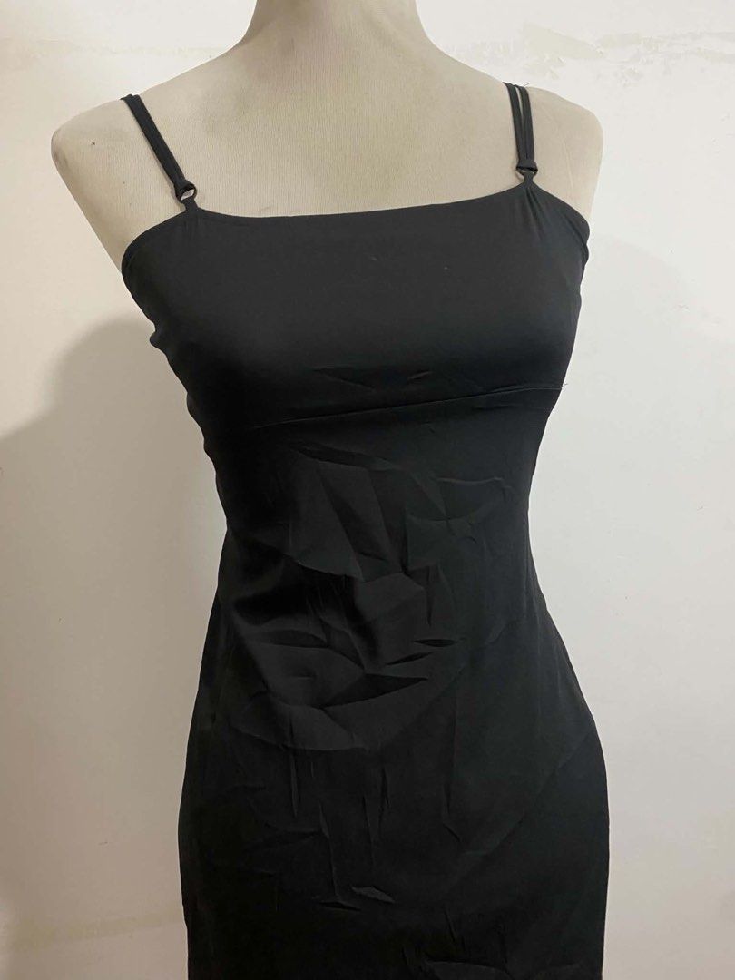 Basic Black Spaghetti Strap Bodycon Slip Dress (Category: Dresses) located in Cavite. Submitted by rhizzaroo_ (Listing ID 1463518752, Image 2). Description: High quality fabric S-M Like new.