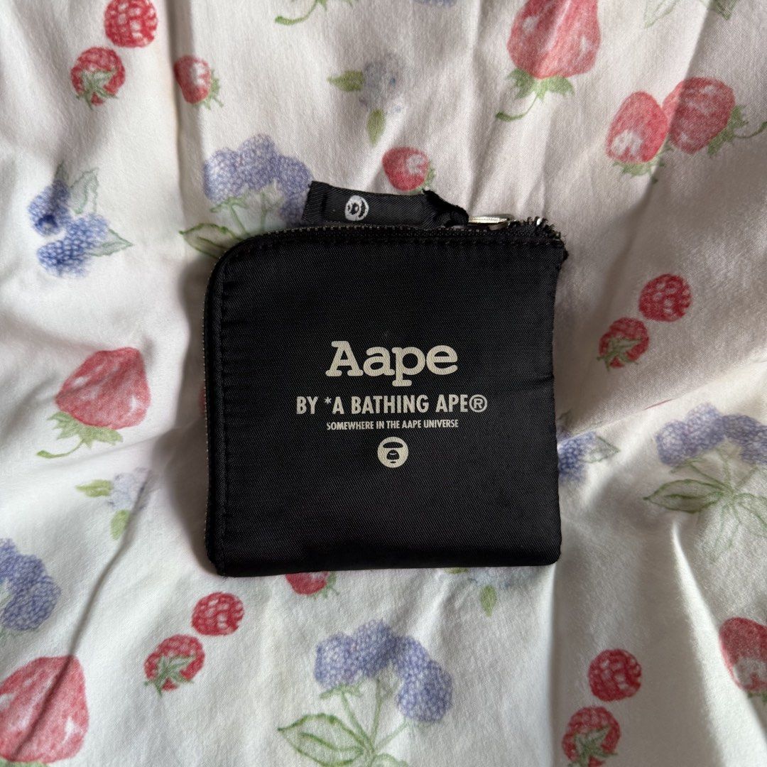 Bathing ape card holder (Category: Wallets & Card Holders) located in Dagupan City. Submitted by kristachic (Listing ID 1463441004, Image 2). Description: .