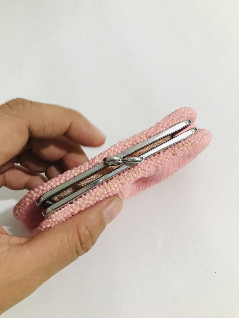 BEADED COINPURSE (Category: Purses & Pouches) located in Gamu. Submitted by 2022bagsbunny (Listing ID 1463378945, Image 3). Description: .