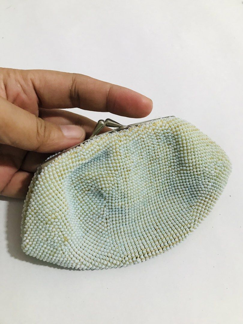 BEADED COINPURSE (Category: Purses & Pouches) located in Gamu. Submitted by 2022bagsbunny (Listing ID 1463379092, Image 1). Description: .