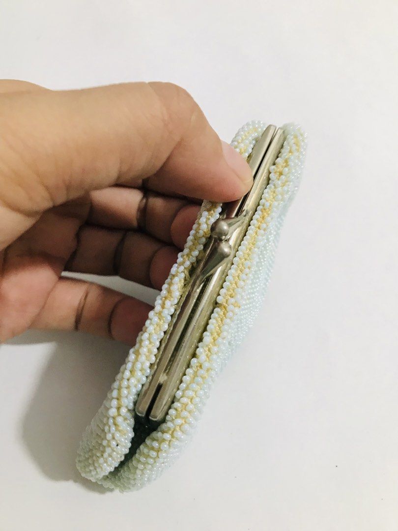 BEADED COINPURSE (Category: Purses & Pouches) located in Gamu. Submitted by 2022bagsbunny (Listing ID 1463379092, Image 3). Description: .