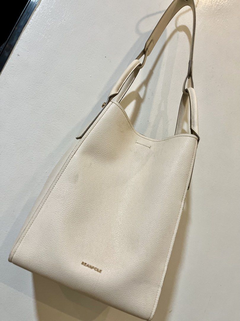 Beanpole White Leather Tote Bag (Category: Tote Bags) located in Bacolod City. Submitted by vintage_vogue6100 (Listing ID 1463385405, Image 3). Description: - White leather tote bag from Beanpole - Features a stylish pebbled texture - Two convenient outer pockets on the front - Comfortable strap length for easy carrying - Bag has plenty of life left.