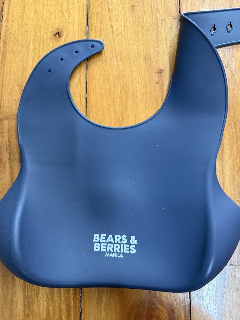 Bear and Berries Manila Silicon Bib (Category: Weaning & Toddler Feeding) located in Manila. Submitted by a.c.shop (Listing ID 1463368809, Image 3). Description: .