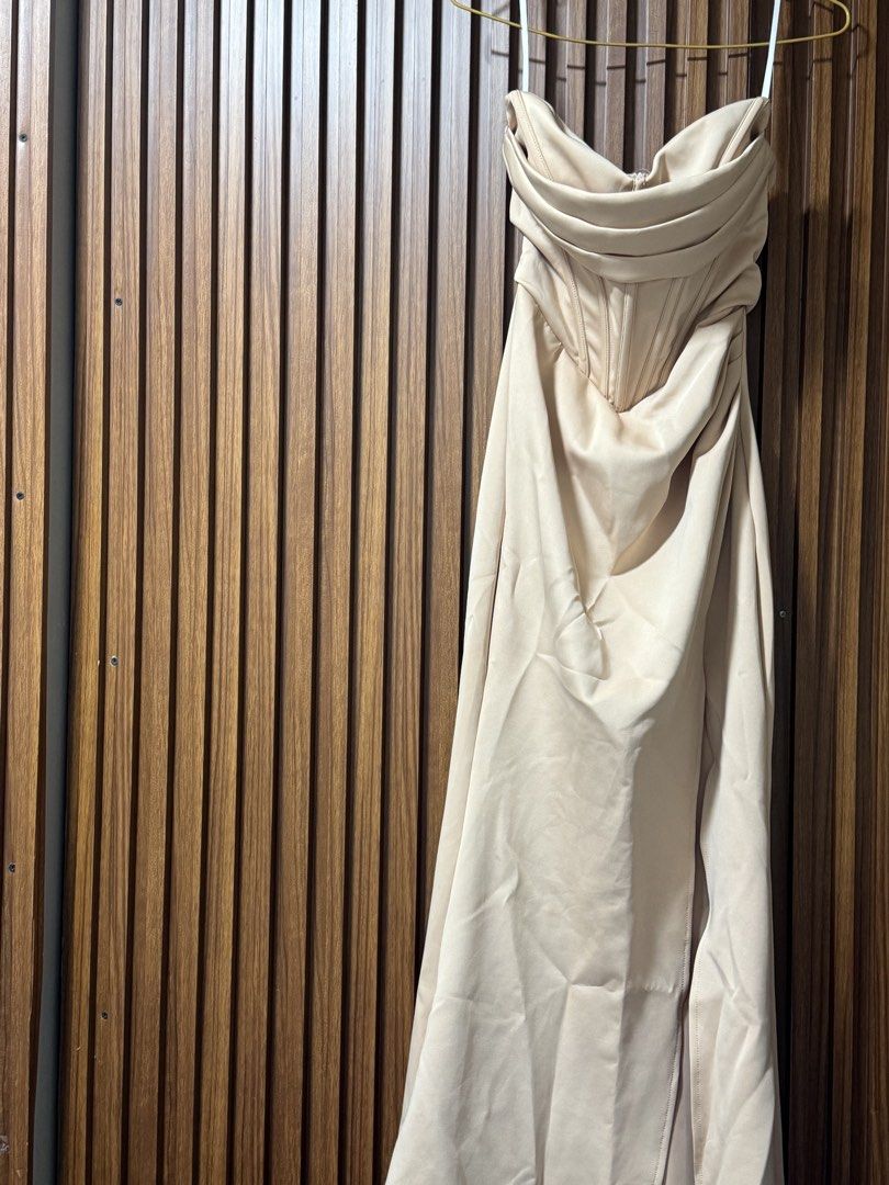 Beige gown (Category: Evening dresses & gowns) located in Capas. Submitted by nopeasdf (Listing ID 1463434590, Image 1). Description: Used only once Need wash.