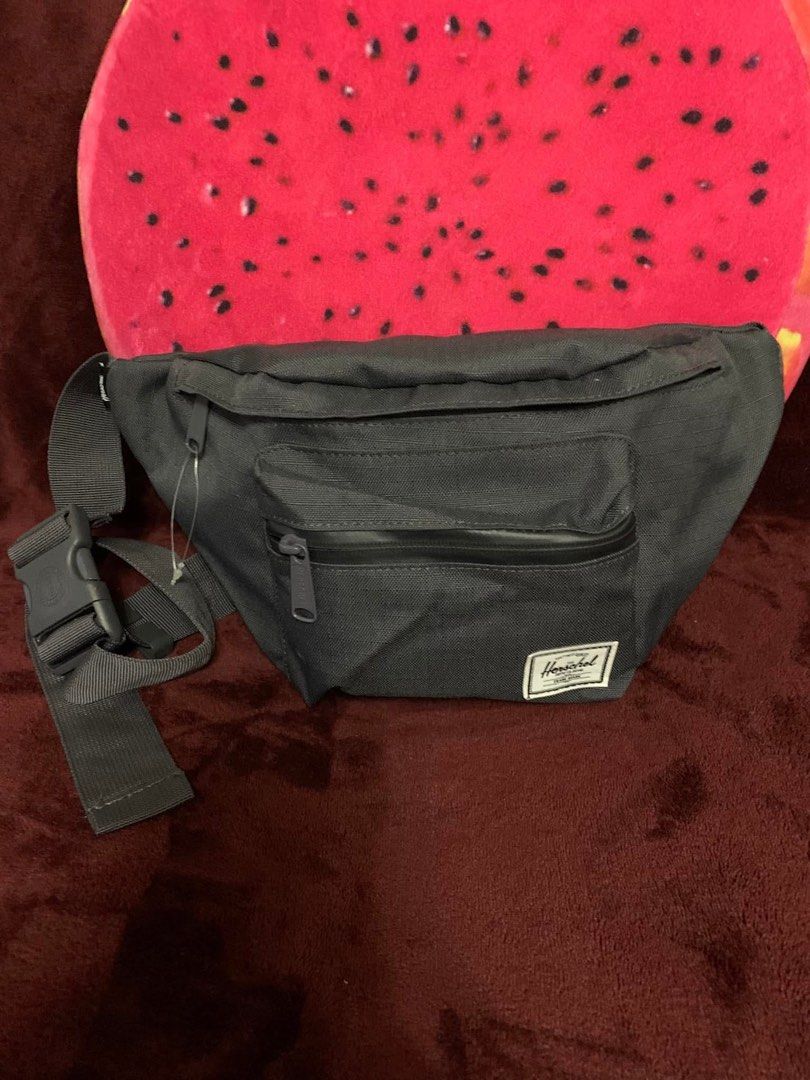 BELTBAG HERSCHEL (Category: Belt bags, Clutches and Pouches) located in Pasig City. Submitted by TheApparels_ph (Listing ID 1463410965, Image 3). Description: Herschel Unisex Seventeen Waist Pack - Waterproof, Raven Crosshatch. ONE SIZE ONLY .