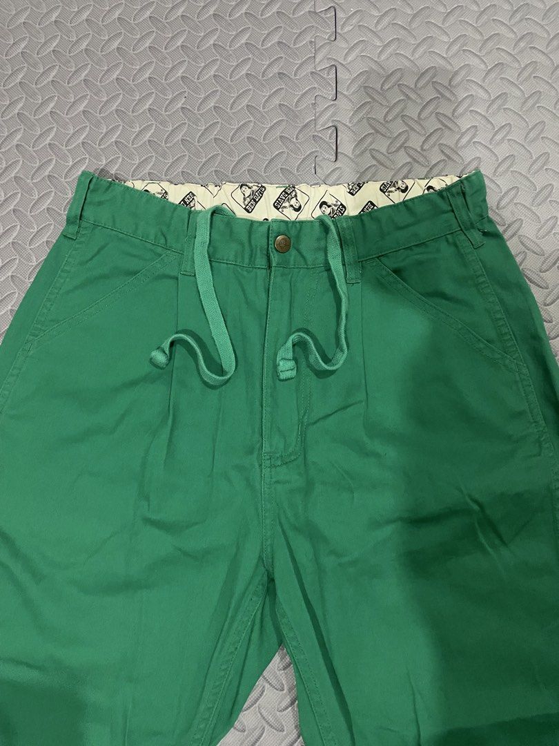 Ben Davis Green Work Pants Size M W29X31 L37 (Category: Jeans) located in Lapu Lapu. Submitted by mackoy221524 (Listing ID 1463428291, Image 2). Description: - Green Ben Davis pants - Elastic waistband with drawstring for a comfortable fit - Button and zip fly closure - Two side pockets and one back pocket with signature logo patch - Lined waistband with cool graphic print - Made from durable cotton material.