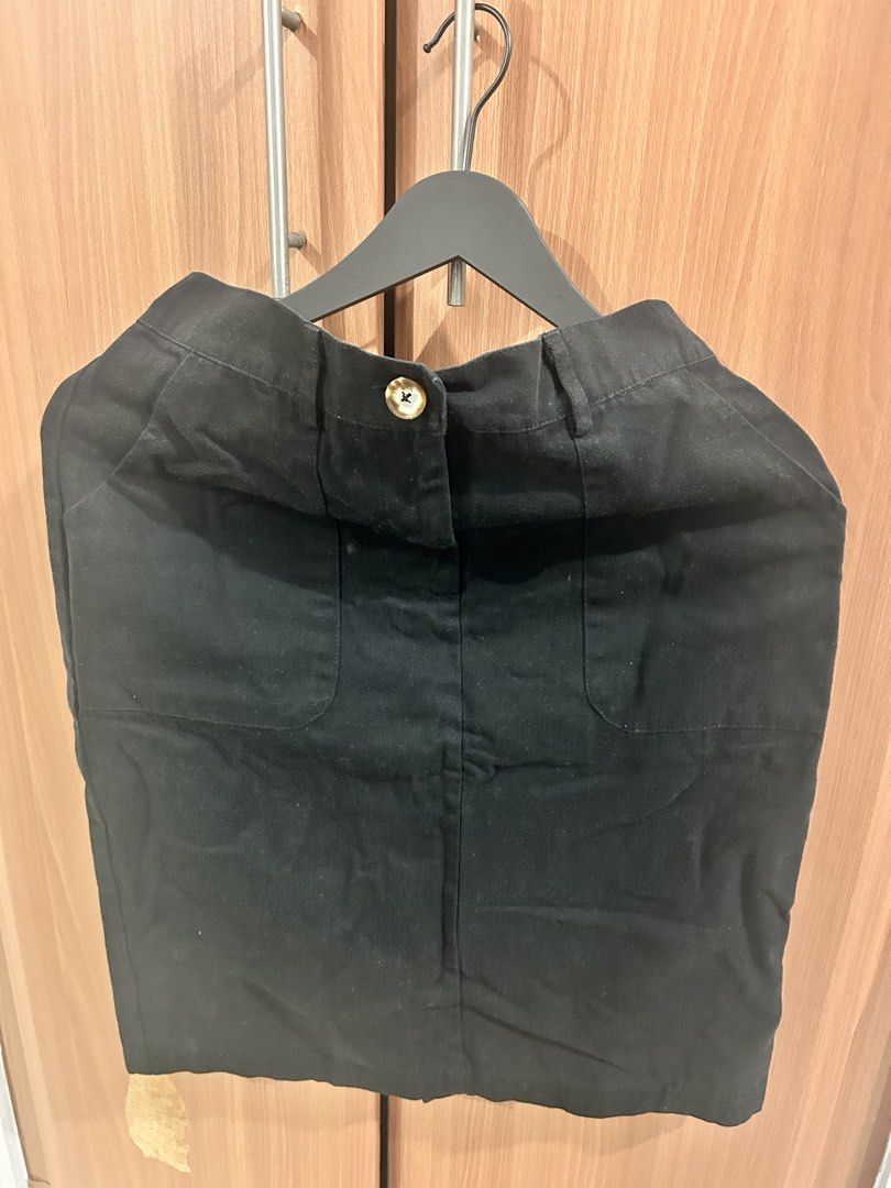 BENCH/ Black Midi Skirt Size Medium (Category: Skirts) located in Taguig. Submitted by peanutcoconut (Listing ID 1463485983, Image 2). Description: - BENCH/ black midi skirt - Front button and zip closure - Two front pockets - Midi length - Versatile for casual or dressed-up occasions - Comfortable to wear.