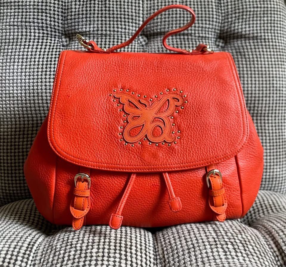 Bequem multi-way (Category: Backpacks) located in Bulacan. Submitted by thriftbagcollections (Listing ID 1463402687, Image 1). Description: Bequem multi-way,detachable strap,Excellent condition!Approx:H-10.5”W-12.5”.