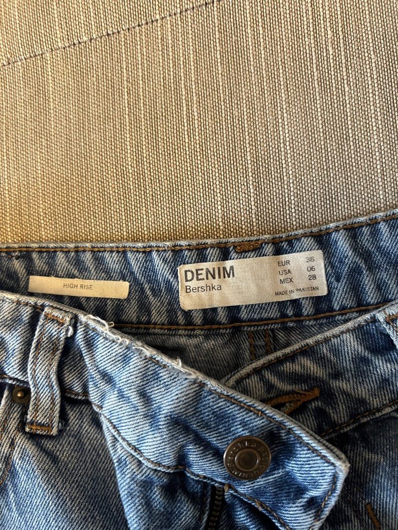bershka denim shorts (Category: Shorts) located in Makati City. Submitted by spicytunaaa (Listing ID 1463385110, Image 3). Description: .